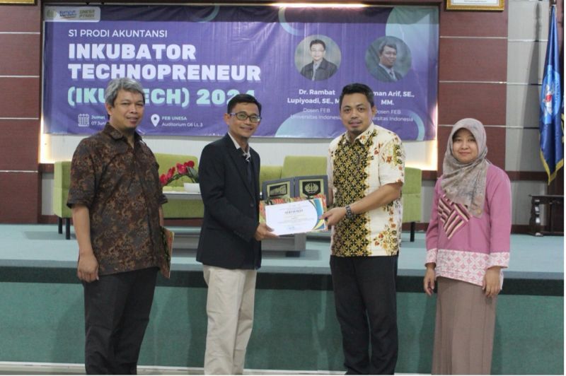 Penyerahan piagam penghargaan kepada pemateri Workshop Inkubator Technopreneur (Iku-Tech) 2024.