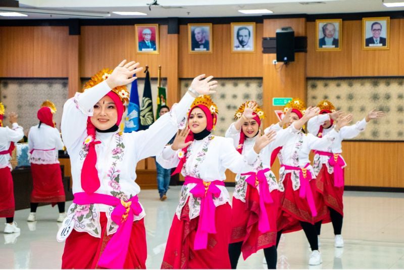 Unjuk kebolehan srikandi UNESA dalam Lomba Langkah Dansa