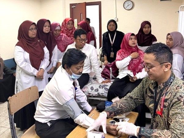 Selain itu, tim dosen FK UNESA juga diadakan cek kesehatan bagi para guru di Sekolah Indonesia Jeddah.