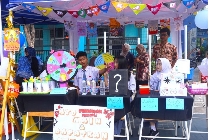 Pameran kreasi dan inovasi pembelajaran warnai penutupan program PLP mahasiswa UNESA di SMA Barunawati Surabaya.