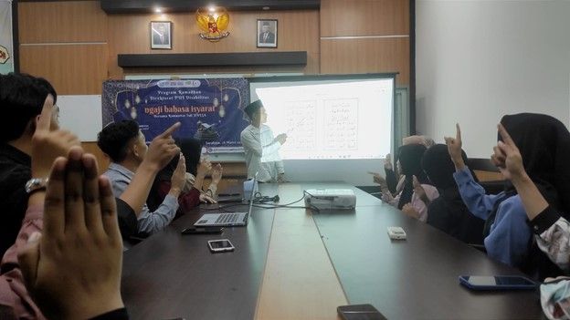 Mahasiswa disabilitas (tunarungu) UNESA membaca Al-Qur`an dengan bahasa isyarat