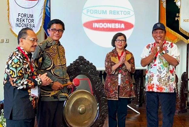 Dirjendiktiristek Prof. Dr. rer. nat. Abdul Haris, M.Sc., membuka dan mengukuhkan pengurus Forum Rektor Indonesia (FRI) 2024-2025.