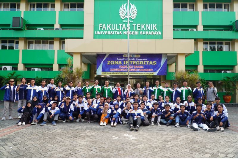 Tim robot FT dan FMIPA bersama Direktur Kemahasiswaan dan Alumni dan jajaran pimpinan fakultas.