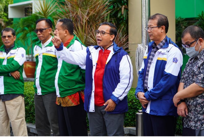 Direktur Kemahasiswaan dan Alumni, Dr. Muhamad Sholeh, S.Pd., M.Pd membakar semangat tim robot UNESA dalam acara pelepasan di halaman FT Kampus 1 Ketintang.