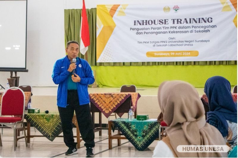 Direktur Lembaga Labschool UNESA Prof. Dr. Sujarwanto, M.Pd., memberikan penguatan pentingnya Inhouse Training di hadapan para guru dan pimpinan selingkung Labschool UNESA.