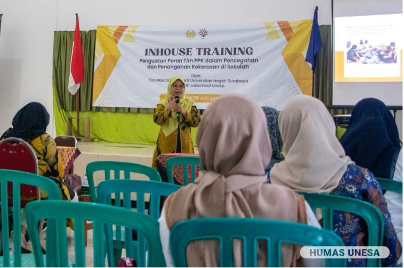 Direktur PPIS UNESA, Prof. Mutimmatul Faidah, M.Ag., menyampaikan materi dalam Inhouse Training yang dihadiri pimpinan dan guru selingkung lembaga Labschool UNESA.