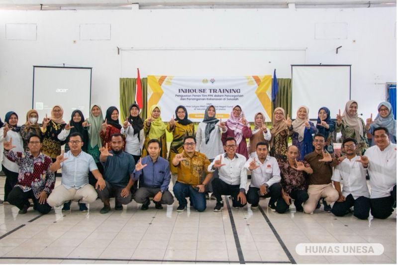 Jajaran pemateri dan peserta Inhouse Training di Labschool UNESA