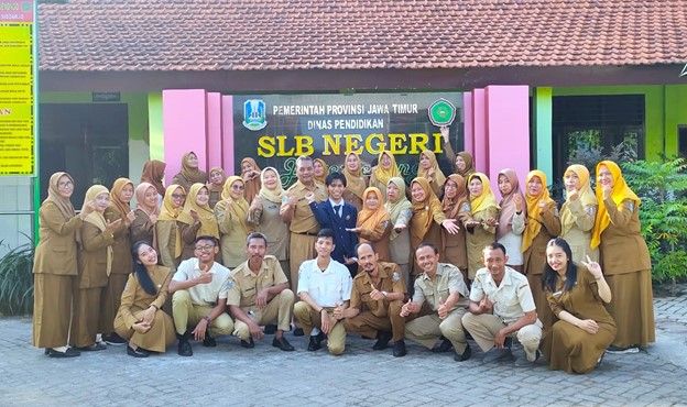 Kebersamaan dan keakraban Gesa, mahasiswa magang MBKM UNESA bersama para pimpinan dan guru SLB Negeri Juwet Kenongo Porong, Sidoarjo.