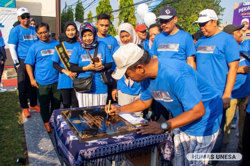 Penandatanganan prasasti Fisipol oleh Rektor UNESA yang disaksikan seluruh jajaran pimpinan selingkung kampus "Rumah Para Juara".