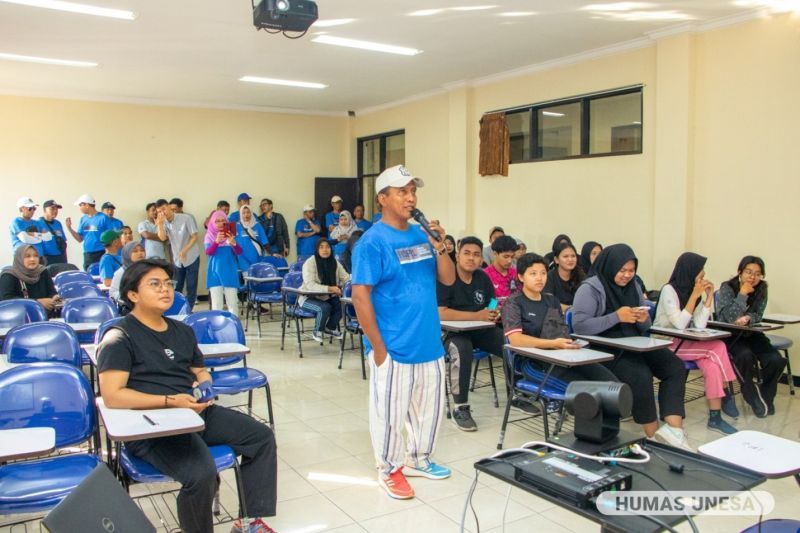 Rektor UNESA bersama sejumlah mahasiswa langsung mencoba kelas pintar yang diluncurkan Fisipol. 