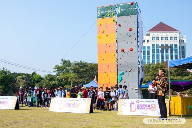 Kejuaraan Panjat Tebing Piala Rektor UNESA antusias diikuti para peserta dari berbagai daerah.