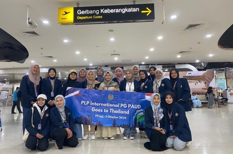 Didampingi dosen pembimbing, mahasiswa FIP UNESA berangkat menjalani program PLP Internasional di Thailand