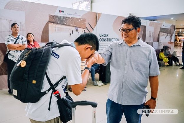 Salah satu siswa Labschool UNESA cium tangan dan berpamitan kepada orang tua dan guru.