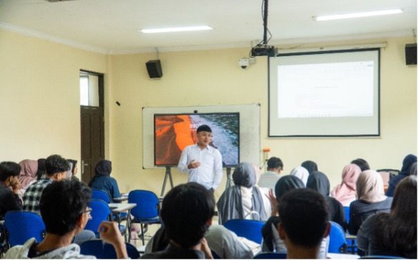 Suasana perkuliahan perdana semester genap di Unesa.