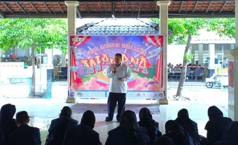 Koorprodi S-1 Sastra Indonesia membuka kegiatan Wahana dan berpesan agar mahasiswa terus meningkatkan spirit literasi serta rajin membaca buku.