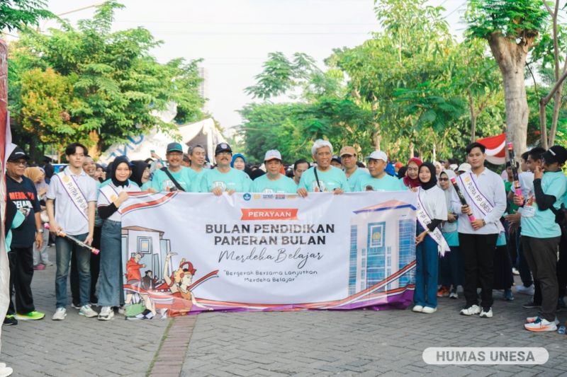 Jalan sehat seluruh keluarga besar UNESA mengawali Gebyar Bulan Pendidikan atau Bulan Merdeka Belajar di kampus "Rumah Para Juara".