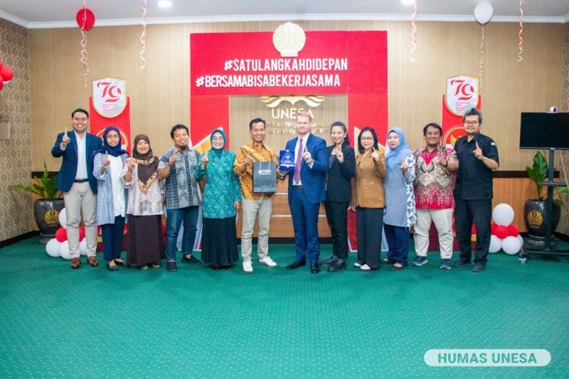 Tim UNESA dan Noble Solutions usai pertemuan yang akan ditindaklanjuti dalam waktu dekat.