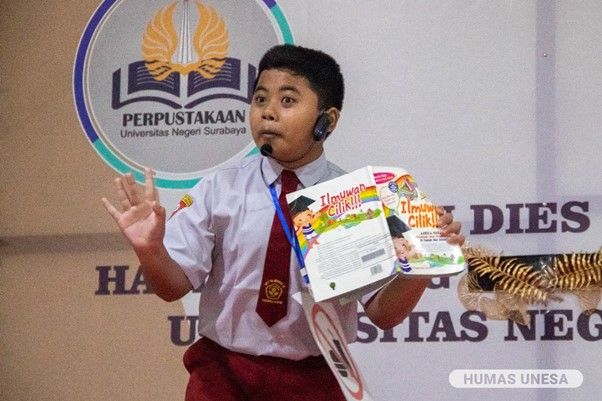 Salah satu peserta, Gafaruq Yusuf dari UPTD SDN 32 Gresik tampil dengan seragam merah putihnya plus buku andalannya, Ilmuwan Cilik.