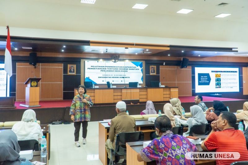 UNESA berkomitmen meningkatkan kualitas layanan dan produk makanan melalui pelatihan peningkatan kapasitas. 