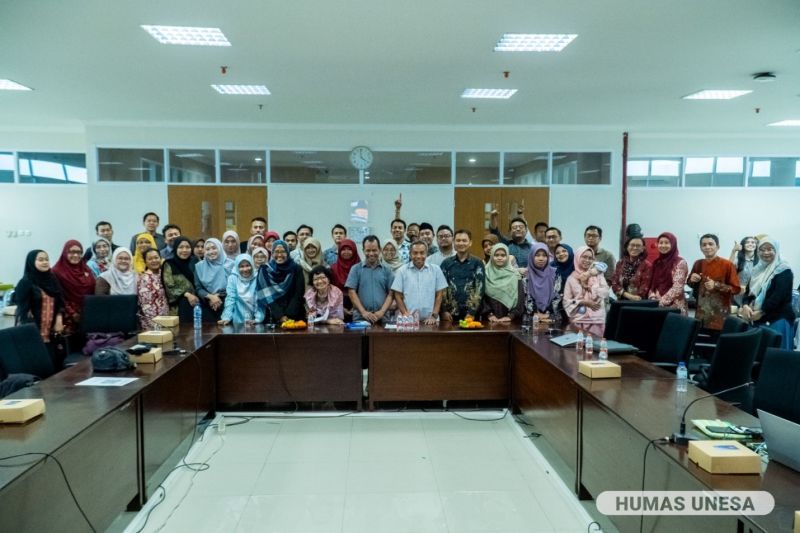 Narasumber dan peserta bersama segenap pakar dan jajaran Direktorat Disabilitas Universitas Negeri Surabaya. 