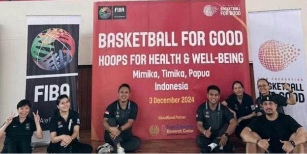 Tim UNESA sebagai mitra resmi FIBA yang memberikan pelatihan Basketball for Good.