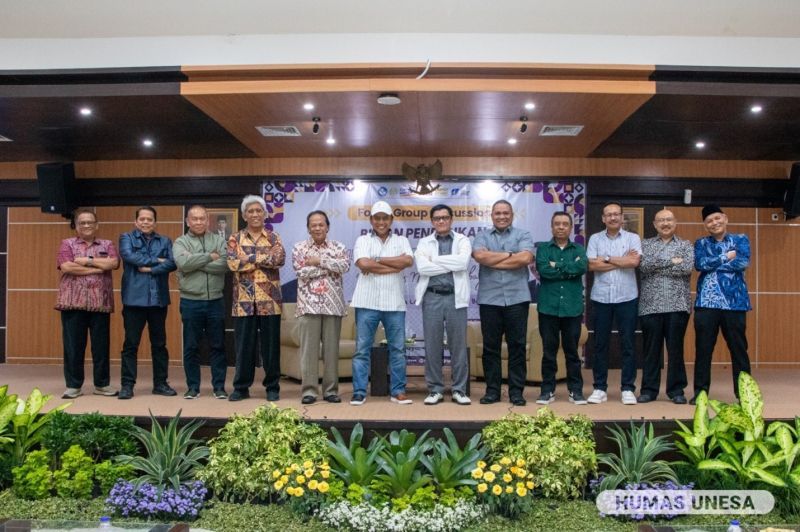 Dirjen Diktiristek bersama jajaran pimpinan kampus "Rumah Para Juara" dalam FGD Bulan Pendidikan UNESA