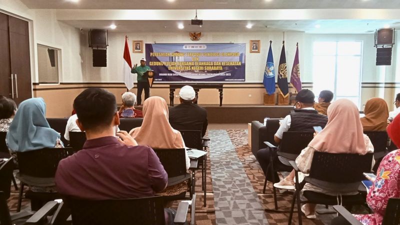 Rektor UNESA Prof. Dr. Nurhasan, M.Kes., memberikan sambutan dalam peresmian gedung baru UNESA Kampus 2 Lidah Wetan, Surabaya. 