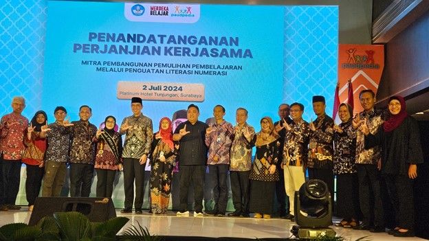 Jajaran pimpinan LPPM UNESA bersama Dirjen PDM Kemendikbudristek, Pemkot Surabaya, dan sejumlah perwakilan perguruan tinggi lain serta para mitra.