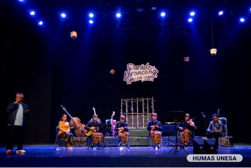 Wakil Rektor II UNESA turut menyumbangkan lagu dalam Parade Keroncong UNESA 2024.