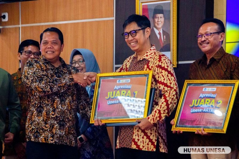 Wakil Rektor III Unesa menyerahkan piagam penghargaan kepada pemenang Unesa-Artric 2024.