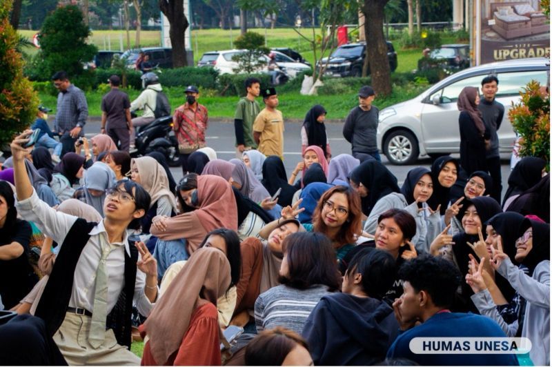 Mahasiswa mengabadikan momen kebersamaan sembari menunggu jadwal berbuka puasa di kampus berjuluk â��Rumah Para Juara.â��