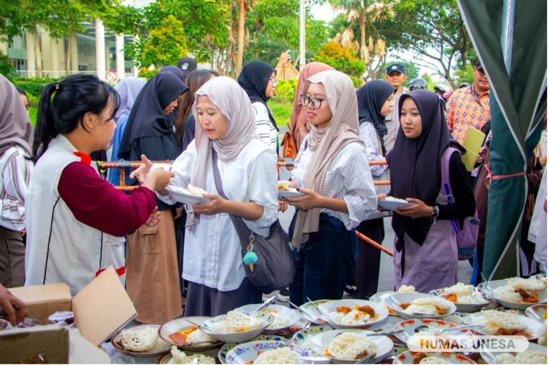 Mahasiswa mengambil makanan yang disiapkan panitia. Dalam satu porsi makanan terdapat nasi putih, lauk pauk, dan kerupuk. Juga, terdapat minuman segar, kudapan, dan buah-buahan.