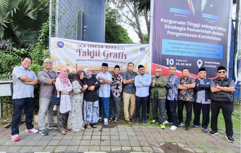 BERBAGI: Rektor Unesa Cak Hasan bersama para pengurus pusat IKA Unesa dalam giat Takjil dan Buka Bersama untuk mahasiswa dan masyarakat umum.