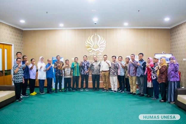 Wakil Rektor Bidang III dan Wakil Rektor Bidang IV UNESA serta jajarannya bersama Bupati Konawe Utara dan jajarannya usai MoU di Ruang Rapat Rektorat UNESA Kampus 2 Lidah Wetan.