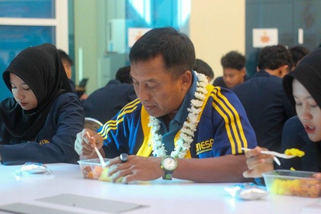 Rektor Unesa Cak Hasan sarapan bersama mahasiswa Unesa Kampus 5 Magetan.