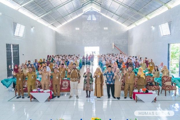 Direktur Kampus di Luar Kampus Utama dan Kasi Humas Unesa foto bersama dengan para siswa guru, pimpinan sekolah dan Kantor Cabang Dinas Pendidikan dan Dinas Pendidikan Kabupaten Pacitan