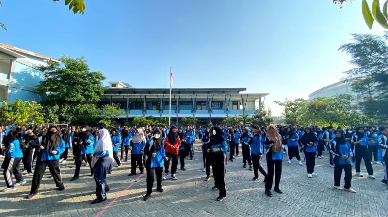 Kegiatan ini dimaksudkan juga untuk membiasakan pola hidup sehat kepada seluruh warga SMA Labschool UNESA 1 Surabaya.