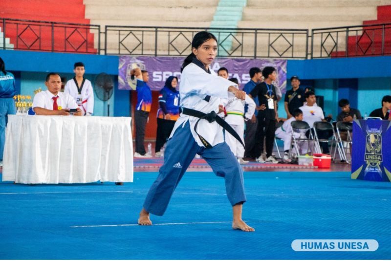 Salah satu peserta menjukkan kemampuannya dalam kategori poomsae atau seni.