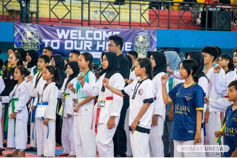 Ratusan peserta dari berbagai kota dan kabupaten unjuk kebolehan dalam Kejuaraan Taekwondo Piala Rektor UNESA.