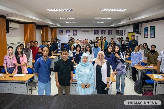 Kepala Pusat Gender, Koorprodi Ilmu Komunikasi, pemateri dan mahasiswa Ilmu Komunikasi UNESA.