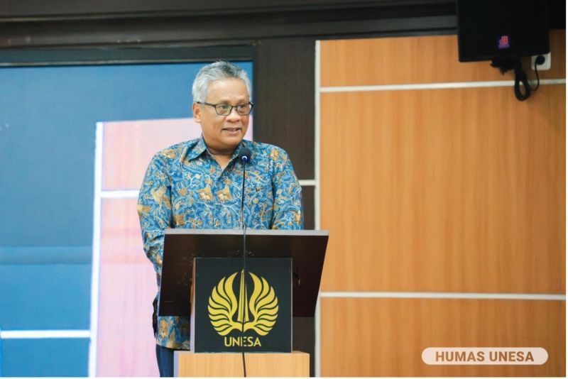 Mewakili Nurhasan Rektor UNESA, Bachtiar Syaiful Bachri Wakil Rektor II UNESA memberikan sambutan, tujuan dan harapan terselenggaranya FGD. 