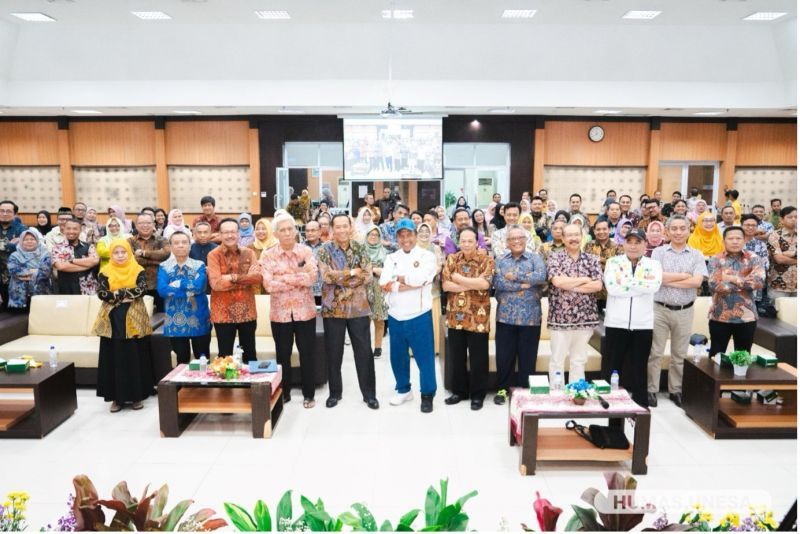 GAYA CAK HASAN: Jajaran pimpinan dan civitas UNESA bersama Wamendikti Saintek RI.