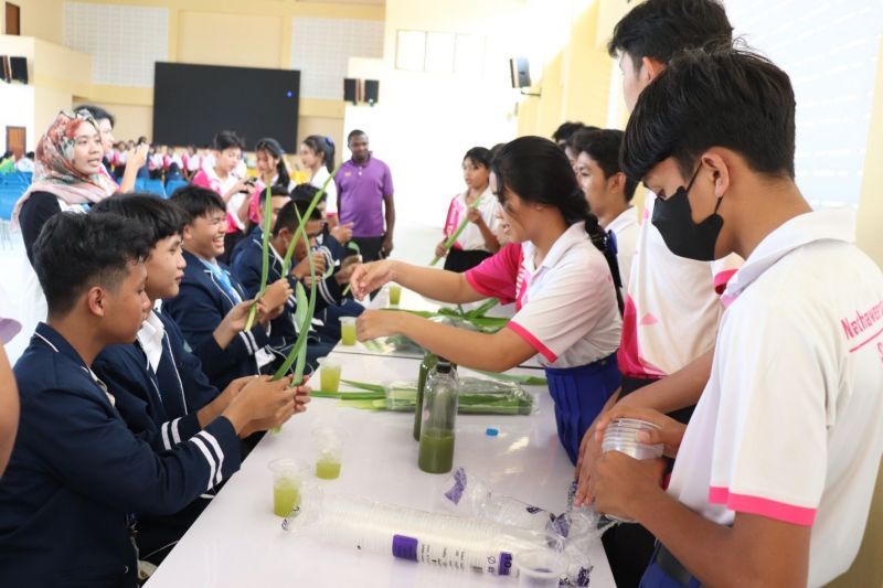 Kegiatan siswa Labschool UNESA bersama siswa Nathawee School di Thailand