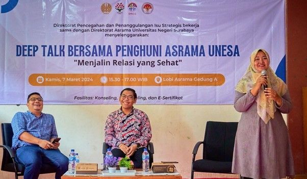 Kasi Pembinaan, Pemasaran, dan Monitoring Asrama, Prima Vidya Asteria (kanan) menyampaikan sambutan dalam DeepTalk di Lobi Asrama Gedung A Kampus 2 Lidah Wetan, Kamis (7/3/2024). 