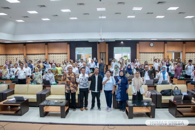 Dokumentasi seluruh jajaran pimpinan bersama narasumber dalam FGD transformasi kurikulum UNESA bertaraf internasional.