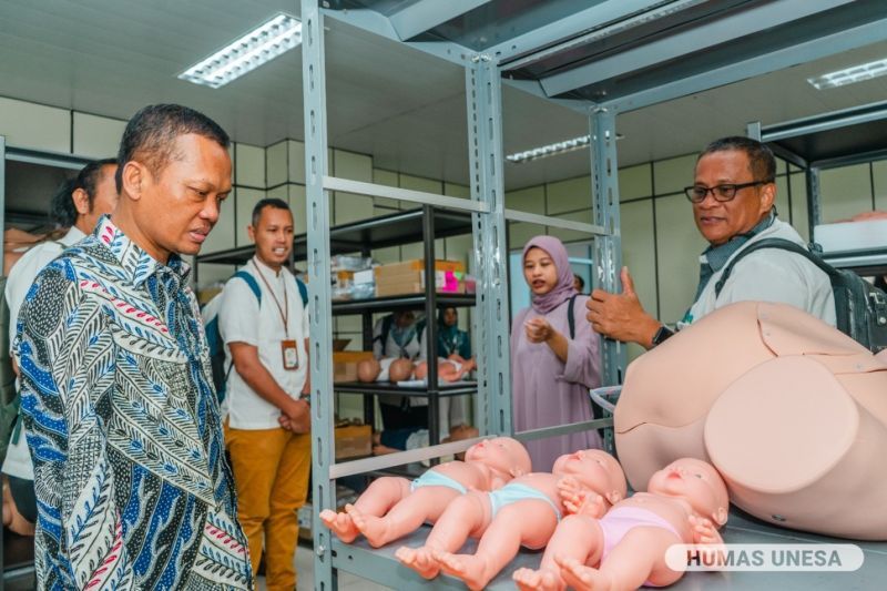 Rektor UTM (kiri) dan Wakil Rektor II UNESA (kanan) meninjau sejumlah laboratorium dan fasilitas yang ada di FK UNESA. 