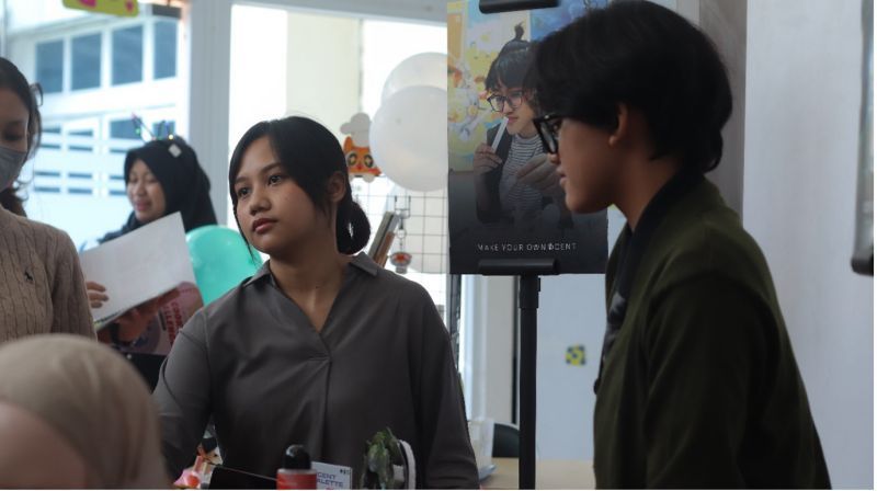 Booth Parfum tampak dikeremuni mahasiswa yang mengikuti pameran tersebut.