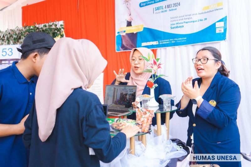 Booth pameran mahasiswa PPG dipadati pengunjung dari kalangan guru dan civitas selingkung kampus "Rumah Para Juara".