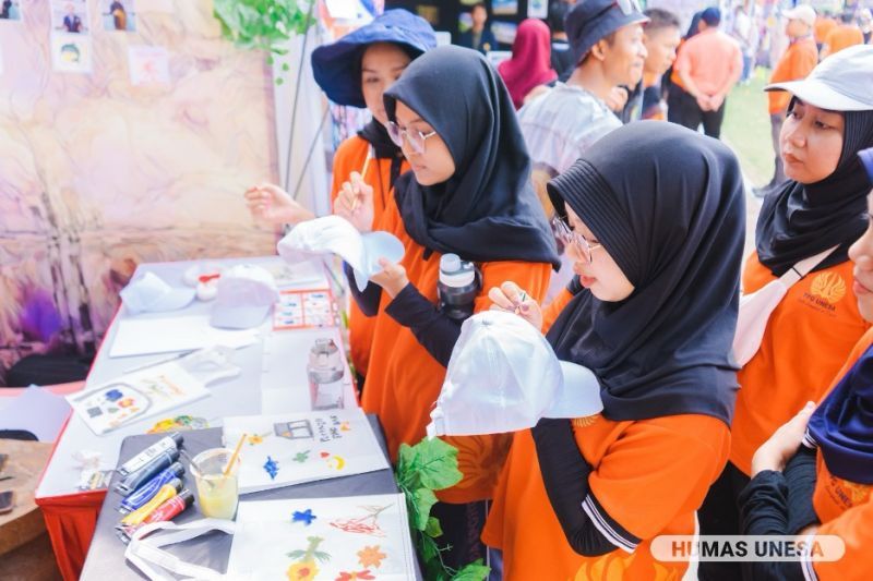 Keseruan pengunjung beradu kreativitas di salah satu booth pameran mahasiswa PPG UNESA.