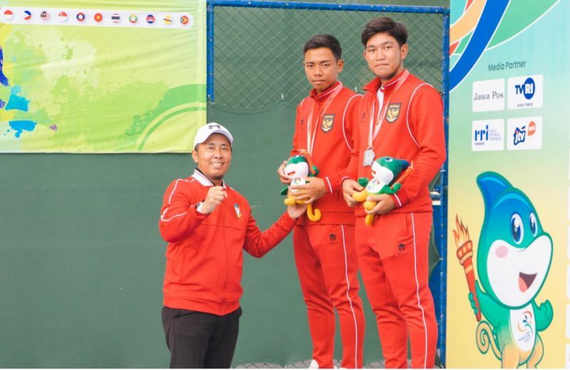 Dekan FIKK UNESA Dr. Dwi Cahyo Kartiko, S.Pd., M.Kes, dalam awarding cabor tenis di UNESA.